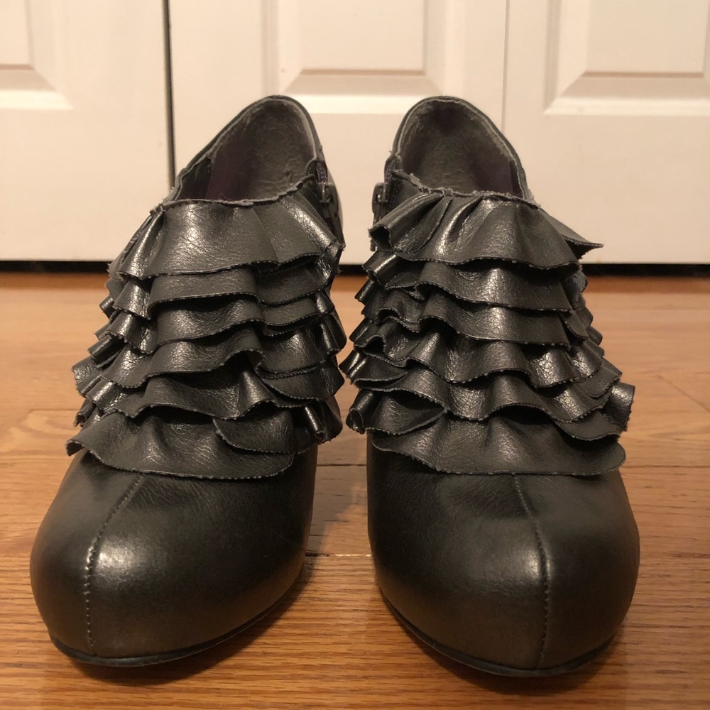 Steve madden ruffled booties metallic grey raleigh